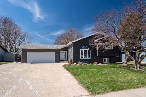 3130 Devon Dr, Bismarck, ND 58504