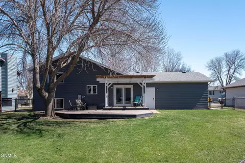 Exterior - 3130 Devon Dr, Bismarck, ND 58504 photo 4 of 6