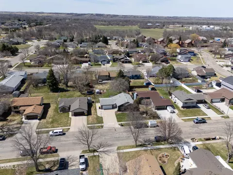 View/Area - 3130 Devon Dr, Bismarck, ND 58504 photo 2 of 4