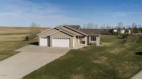 6735 Sarah Pt, Bismarck, ND 58504