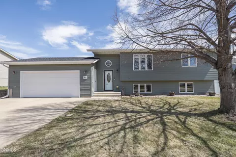 3812 34th Ave NW, Mandan, ND 58554