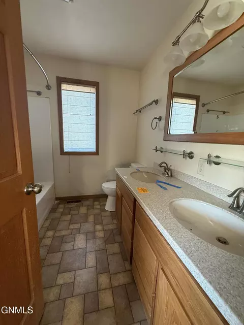 Bath - 19 Robert St, Burlington, ND 58722 photo 1 of 3