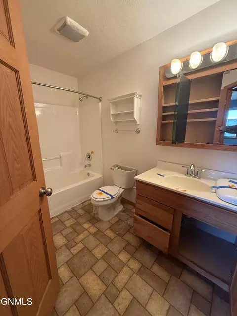 Bath - 19 Robert St, Burlington, ND 58722 photo 2 of 3
