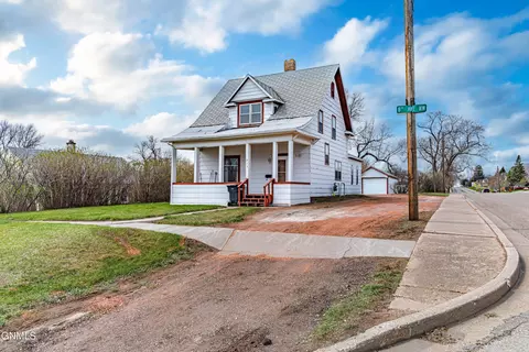 213 8th Ave NW, Mandan, ND 58554