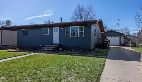 611 Garden Dr, Bismarck, ND 58504