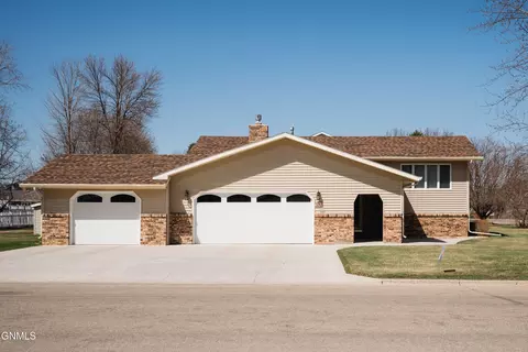 1813 4th St NE, Jamestown, ND 58401