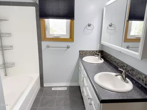 Bath - 1510 Cimarron Dr, Bismarck, ND 58503 photo 2 of 4