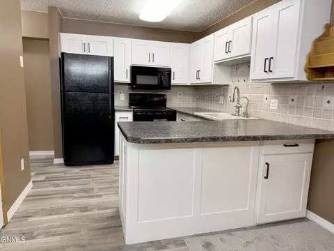 Kitchen - 1510 Cimarron Dr, Bismarck, ND 58503 photo 2 of 3