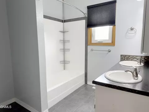 Bath - 1510 Cimarron Dr, Bismarck, ND 58503 photo 3 of 4