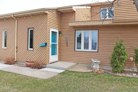 Exterior - 1510 Cimarron Dr, Bismarck, ND 58503 photo 2 of 7