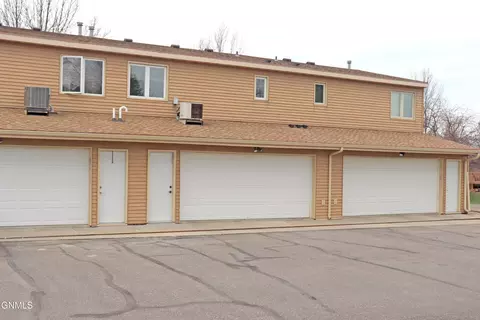 Exterior - 1510 Cimarron Dr, Bismarck, ND 58503 photo 6 of 7