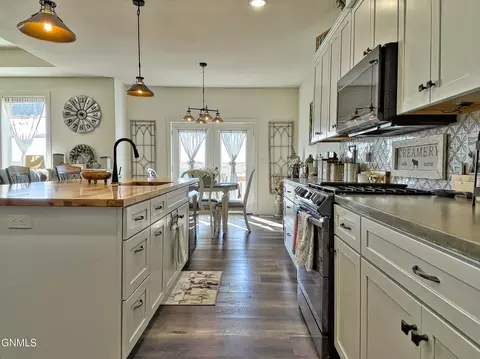 Kitchen - 2709 44th Ave W, Williston, ND 58801 photo 3 of 5