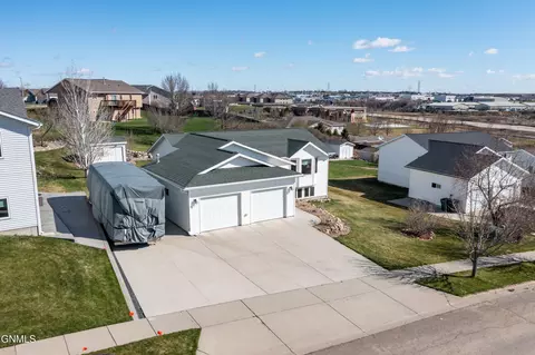 3432 Crocus Ave, Bismarck, ND 58501 photo 4