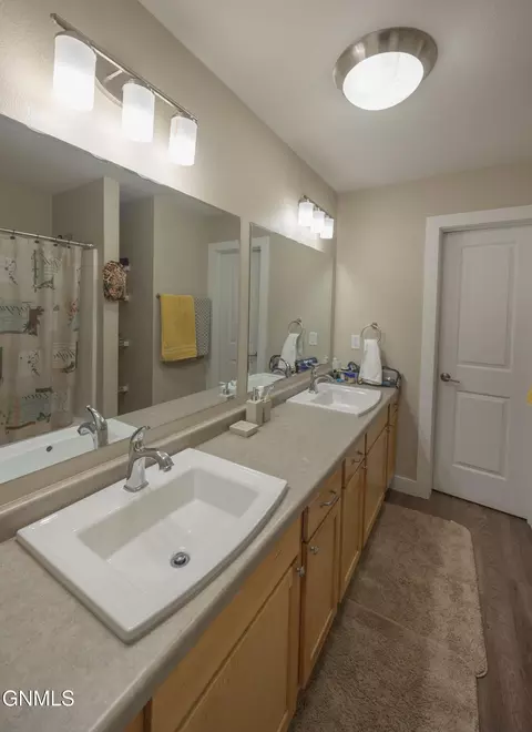 Bath - 2820 27th St W, Williston, ND 58801 photo 3 of 6