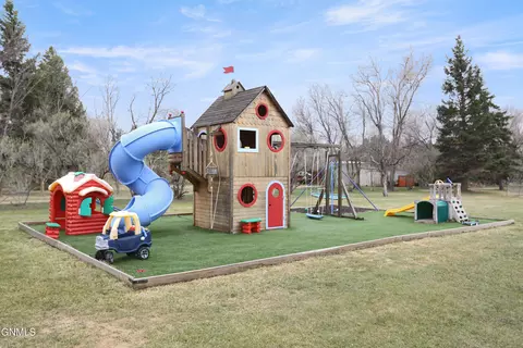 Exterior - 3115 11th Ave E, Williston, ND 58801 photo 6 of 6