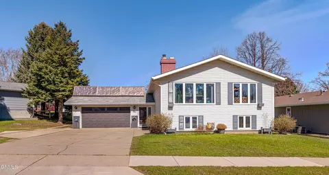 2018 Grant Dr, Bismarck, ND 58501
