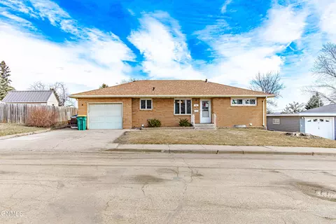 706 10th Ave NW, Mandan, ND 58554