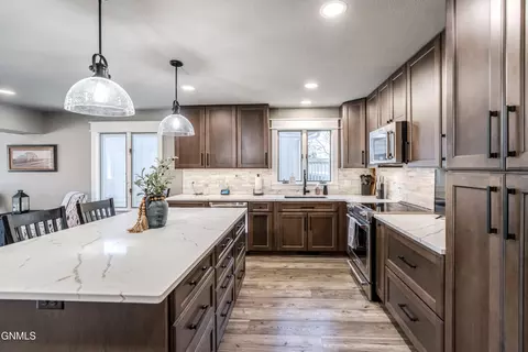 2914 Manitoba Ln, Bismarck, ND 58503