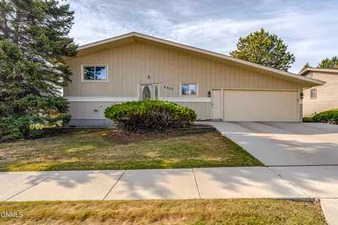 2537 Hillview Ave, Bismarck, ND 58501