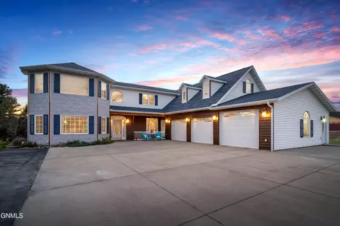 4310 Fernwood Dr, Bismarck, ND 58503