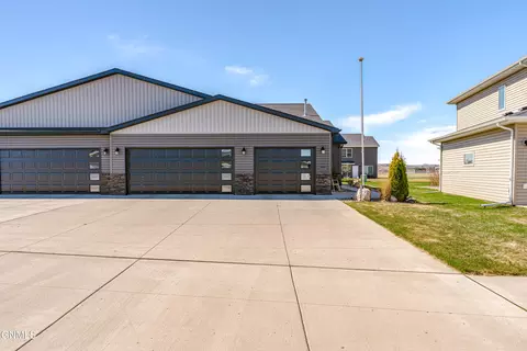 3805 Gale Cir SE, Mandan, ND 58554