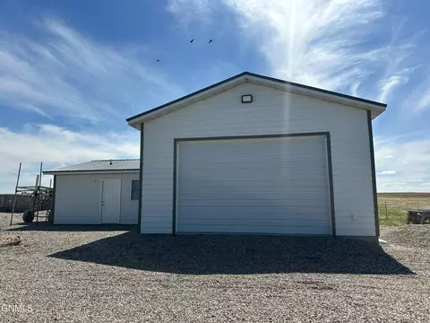 4289 Lakeshore Dr S, Wishek, ND 58495