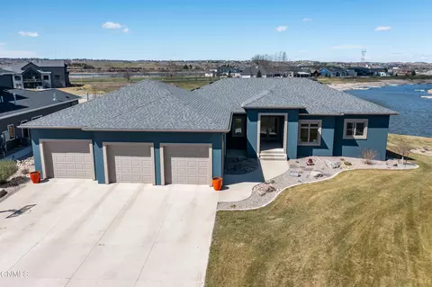 6130 Carefree Cir, Bismarck, ND 58503