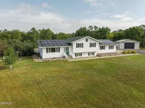 9120 Wentworth Dr, Bismarck, ND 58503