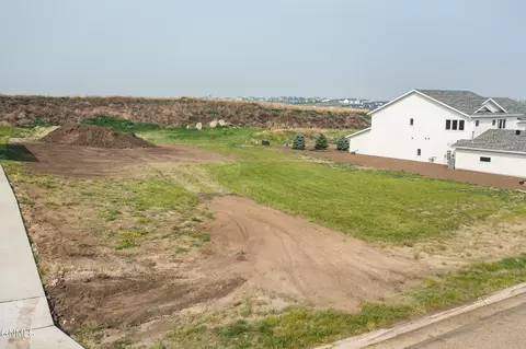 2012 Prairie Hawk Dr, Bismarck, ND 58503