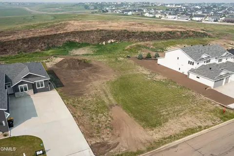 2016 Prairie Hawk Dr, Bismarck, ND 58503 photo 9