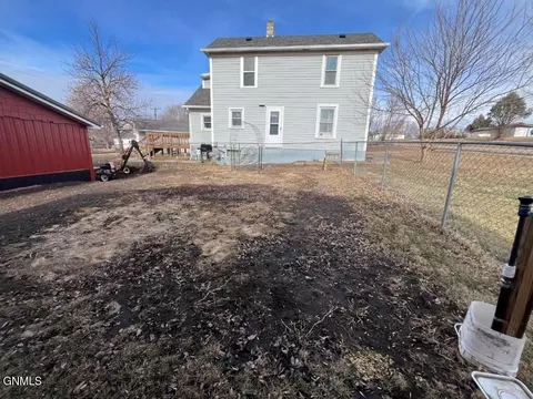 Exterior - 615 4th Ave E, Mobridge, SD 57601 photo 2 of 2