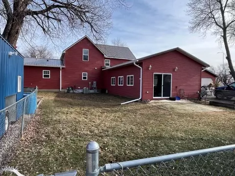 Exterior - 615 4th Ave E, Mobridge, SD 57601 photo 1 of 2