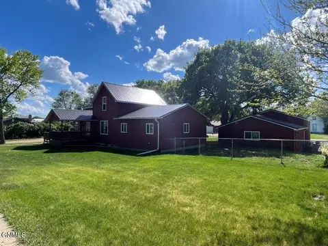 Exterior - 615 4th Ave E, Mobridge, SD 57601 photo 2 of 3