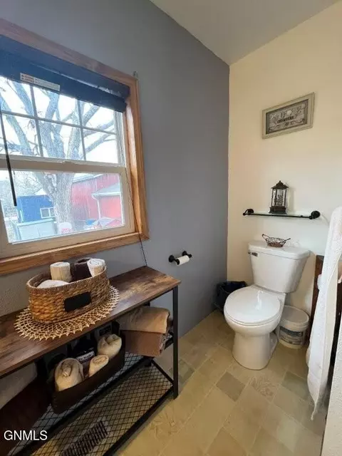 Bath - 615 4th Ave E, Mobridge, SD 57601 photo 3 of 4