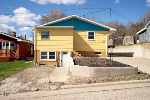 219 9th St NE, Jamestown, ND 58401