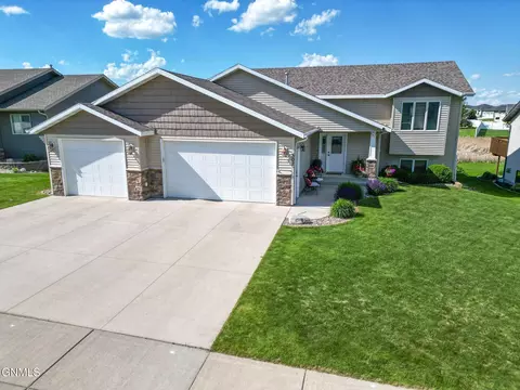 502 Granite Dr, Bismarck, ND 58503