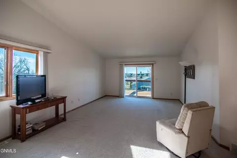 Living - 715 Brome Loop, Bismarck, ND 58503 photo 4 of 6