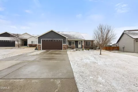 1547 Creekside Dr W, Williston, ND 58801 photo 2