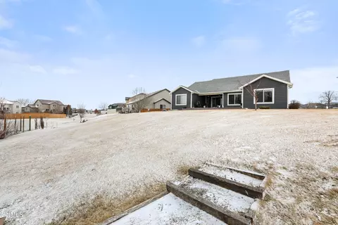 1547 Creekside Dr W, Williston, ND 58801 photo 28
