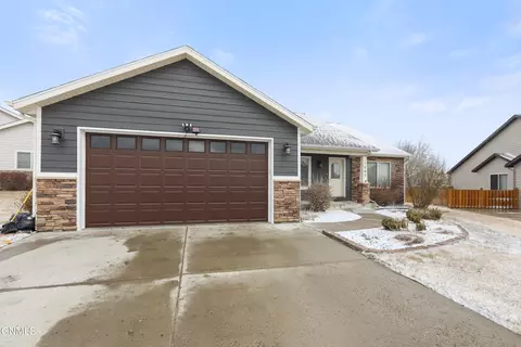 1547 Creekside Dr W, Williston, ND 58801 photo 3