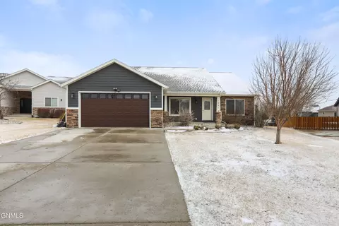 1547 Creekside Dr W, Williston, ND 58801