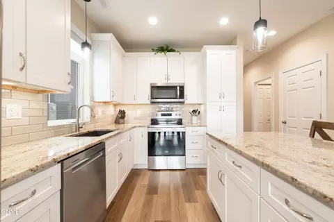 Kitchen - 2425 Water Park Loop SE, Mandan, ND 58554 photo 3 of 4