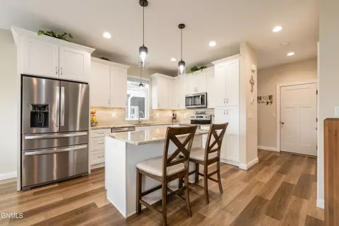 Kitchen - 2425 Water Park Loop SE, Mandan, ND 58554 photo 2 of 4