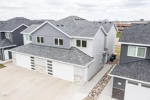 Exterior - 2425 Water Park Loop SE, Mandan, ND 58554 photo 4 of 5