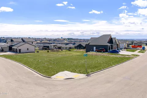 4407 Elk Ridge Dr, Bismarck, ND 58503
