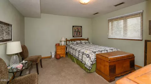 Bedroom - 2009 Grimsrud Dr, Bismarck, ND 58501 photo 6 of 8