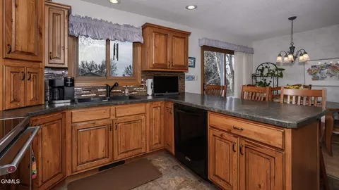 Kitchen - 2009 Grimsrud Dr, Bismarck, ND 58501 photo 2 of 4