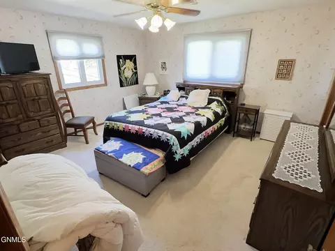 Bedroom - 2009 Grimsrud Dr, Bismarck, ND 58501 photo 3 of 8