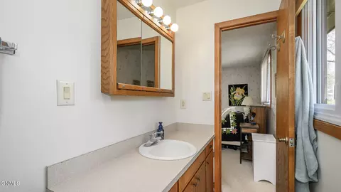 Bath - 2009 Grimsrud Dr, Bismarck, ND 58501 photo 2 of 5