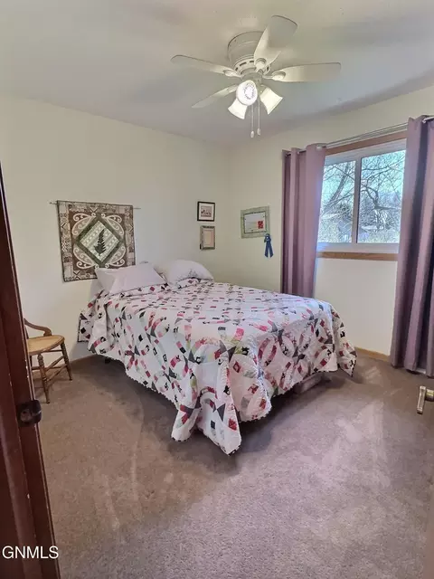 Bedroom - 2009 Grimsrud Dr, Bismarck, ND 58501 photo 8 of 8